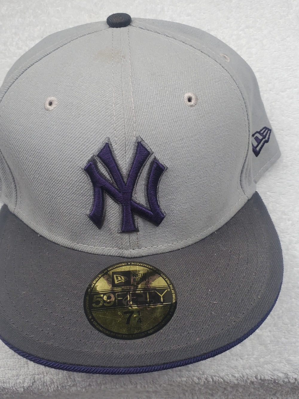 New Era 59FIFTY NY Yankees Fitted Cap 7 1/4 Gray Purple Logo